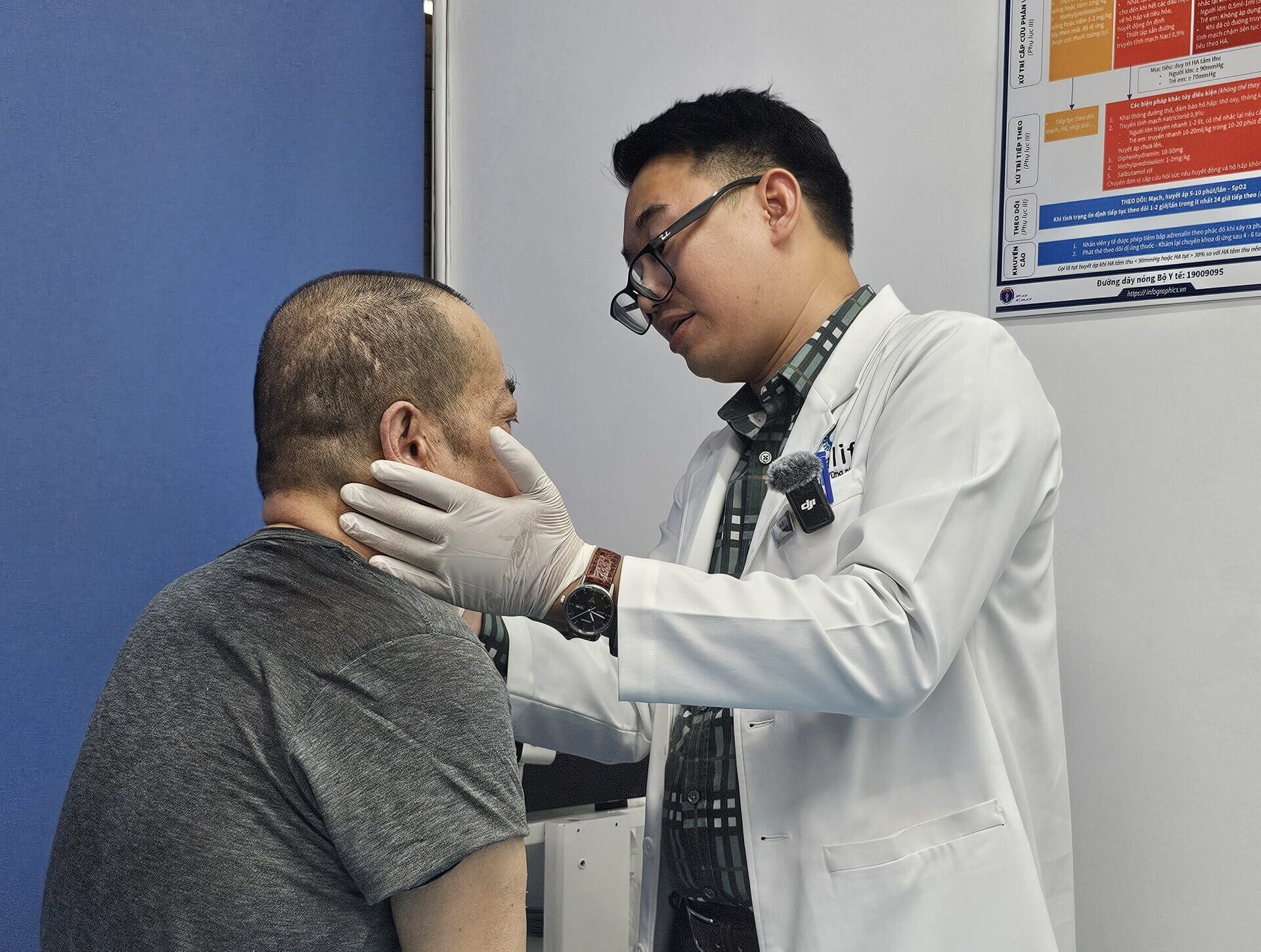 Bác sĩ Vitalife luôn tận tình theo sát tình trạng bệnh nhân trước, trong và sau điều trị